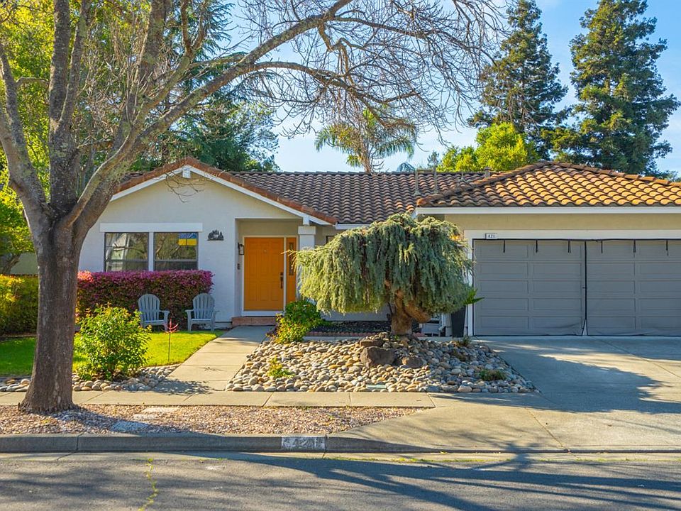 421 Oakwood Circle in Fairfield